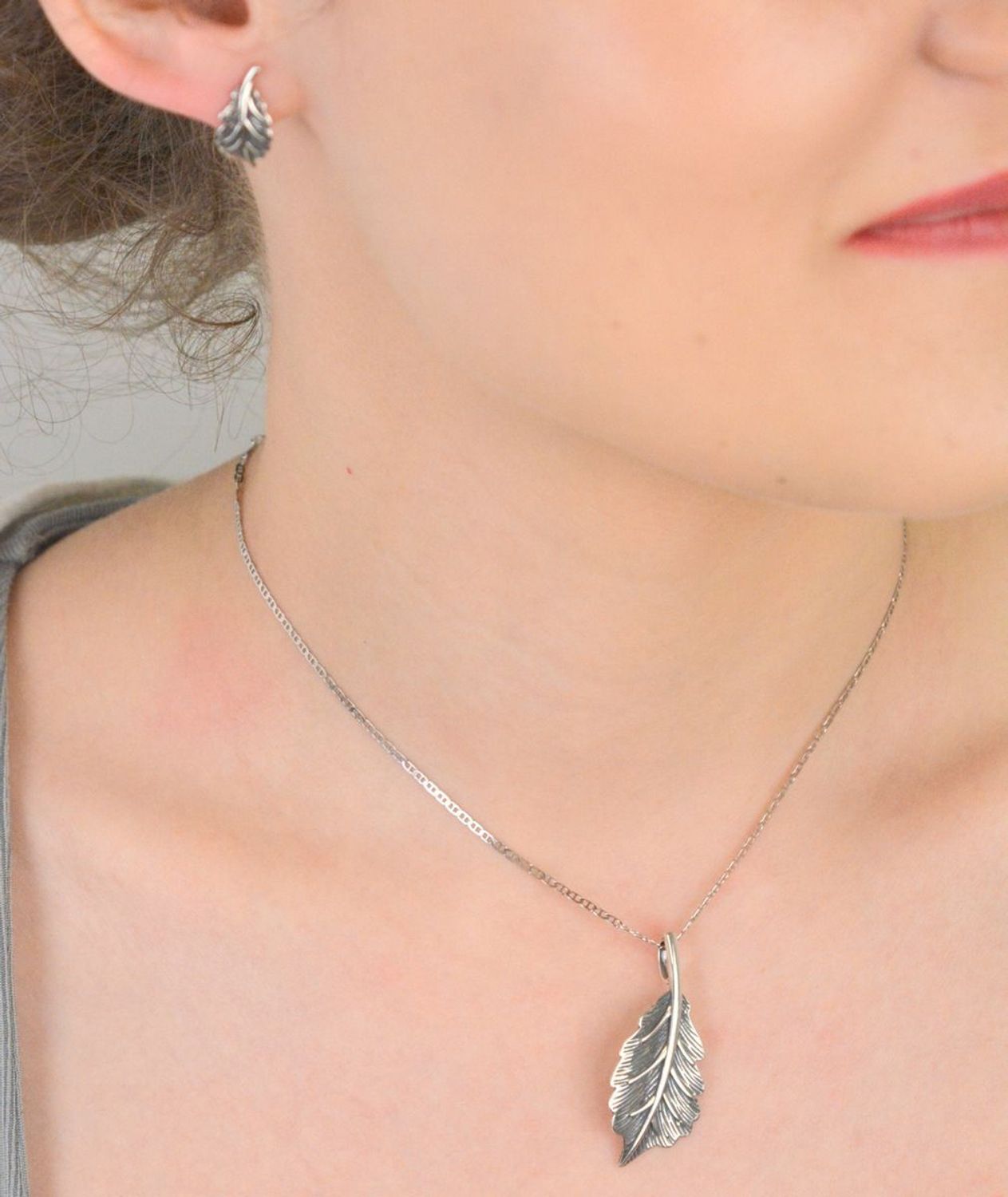 Zawieszka srebrna próba 925, liść oksydowany DIA-ZAW-10580-925 Ta wyjątkowa zawieszka srebrna w kształcie liścia jest wykonana z srebra próby 925 i ma subtelną oksydowaną powierzchnię, która 1.jpg