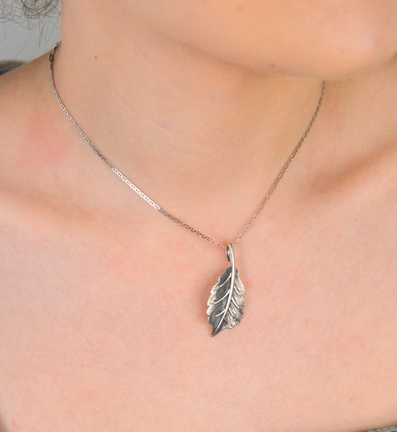 Zawieszka srebrna próba 925, liść oksydowany DIA-ZAW-10580-925 Ta wyjątkowa zawieszka srebrna w kształcie liścia jest wykonana z srebra próby 925 i ma subtelną oksydowaną powierzchnię, która 1.jpg