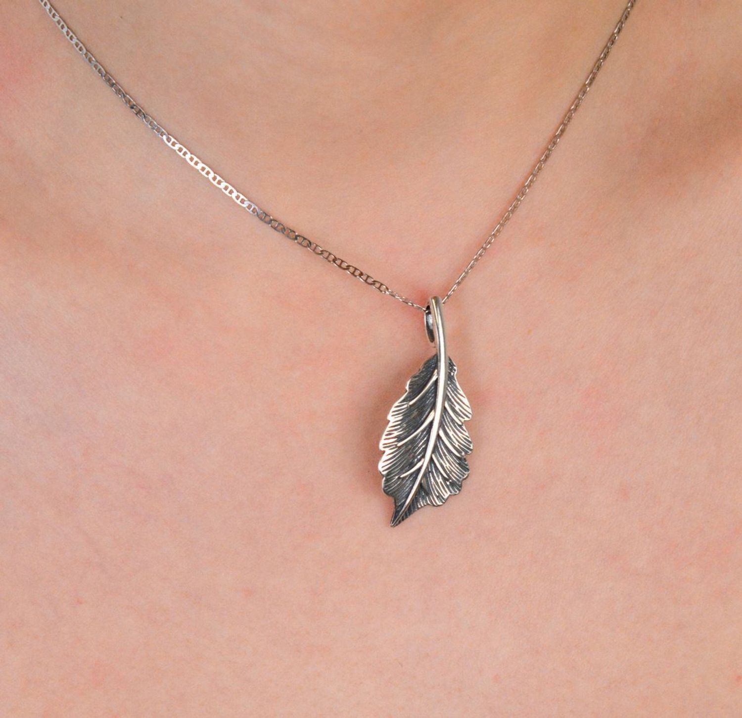 Zawieszka srebrna próba 925, liść oksydowany DIA-ZAW-10580-925 Ta wyjątkowa zawieszka srebrna w kształcie liścia jest wykonana z srebra próby 925 i ma subtelną oksydowaną powierzchnię, która 1.jpg