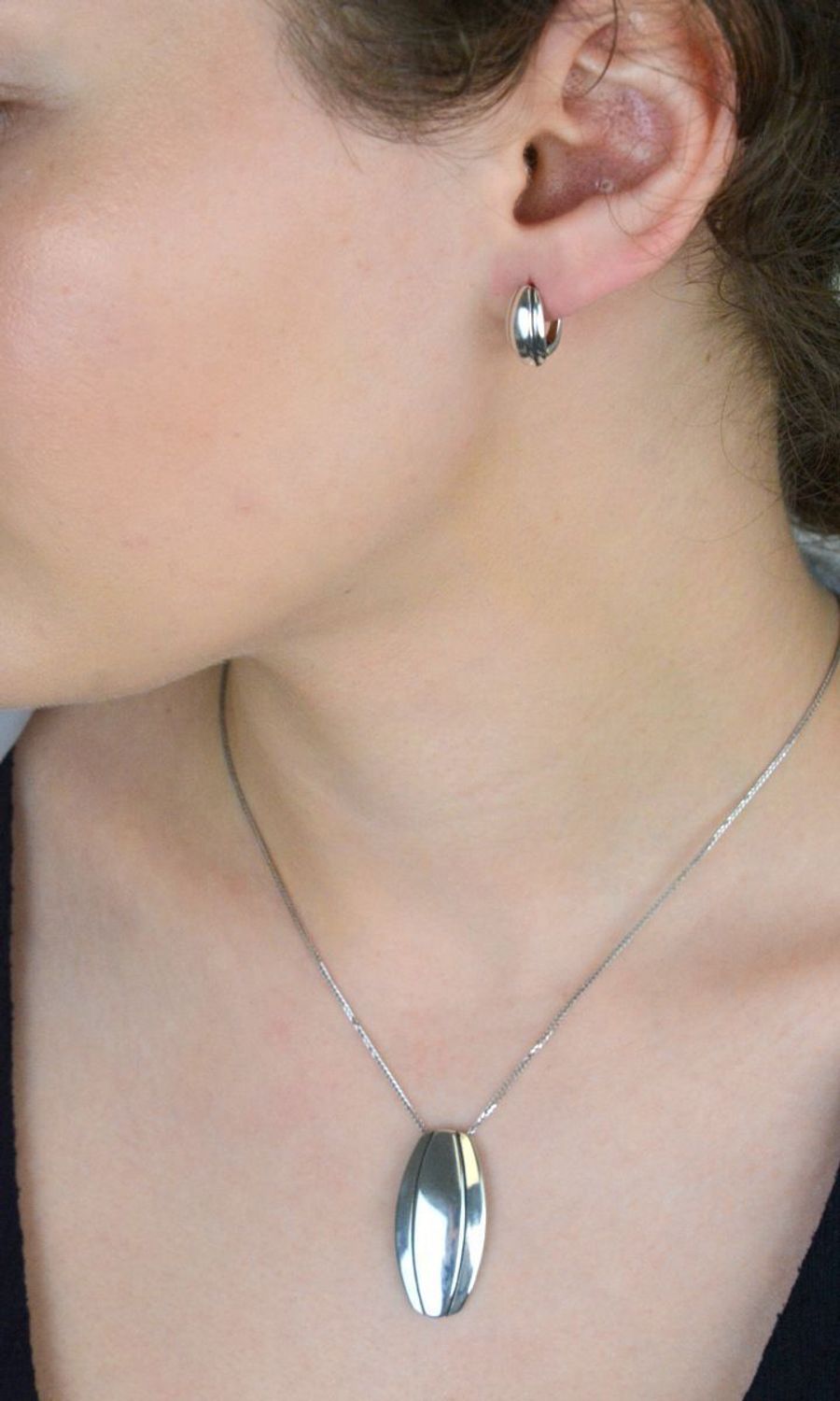 Zawieszka srebrna DIA-ZAW-10582-925 o owalnym kształcie, wykonana z próby 925, waży 4,20 g i ma wymiary 3,3 x 1,7 cm. Stylowa i elegancka – idealna na każdą okazję.1.jpg