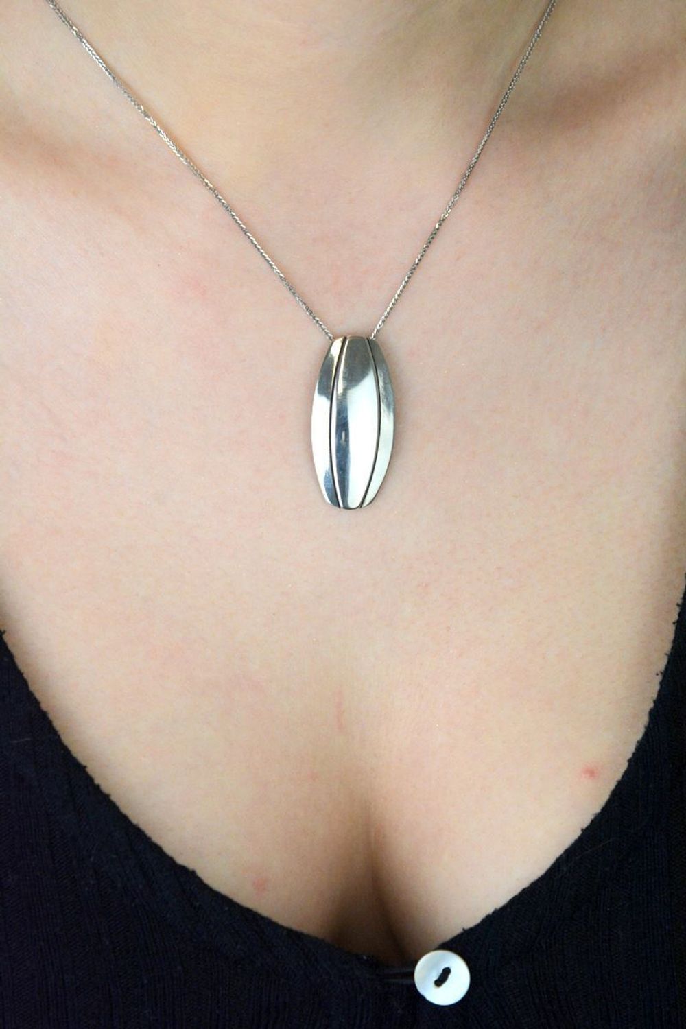 Zawieszka srebrna DIA-ZAW-10582-925 o owalnym kształcie, wykonana z próby 925, waży 4,20 g i ma wymiary 3,3 x 1,7 cm. Stylowa i elegancka – idealna na każdą okazję.1.jpg