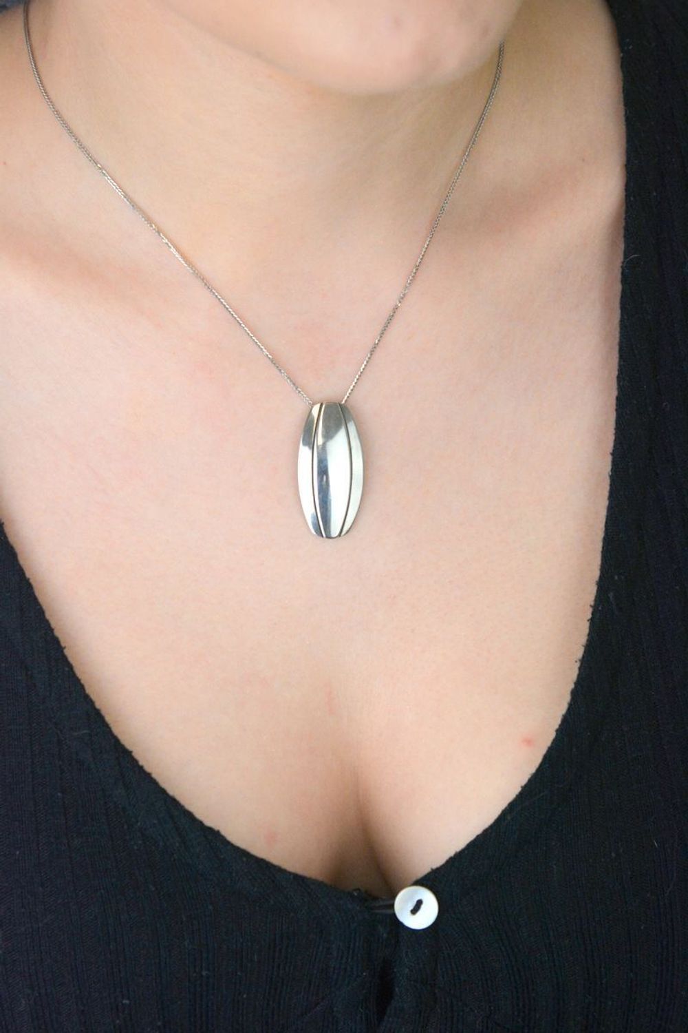 Zawieszka srebrna DIA-ZAW-10582-925 o owalnym kształcie, wykonana z próby 925, waży 4,20 g i ma wymiary 3,3 x 1,7 cm. Stylowa i elegancka – idealna na każdą okazję.1.jpg