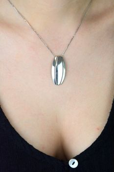 Gładka, srebrna zawieszka o owalnym kształcie wykonana ze srebra próby 925. Prosta i elegancka forma, idealna do codziennych stylizacji lub jako baza pod grawerunek. Klasyczna zawieszka damska, DIA-ZAW-10582-925.  (2).JPG