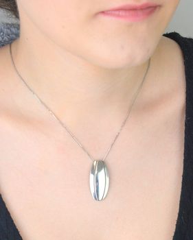 Gładka, srebrna zawieszka o owalnym kształcie wykonana ze srebra próby 925. Prosta i elegancka forma, idealna do codziennych stylizacji lub jako baza pod grawerunek. Klasyczna zawieszka damska, DIA-ZAW-10582-925.  (3).JPG
