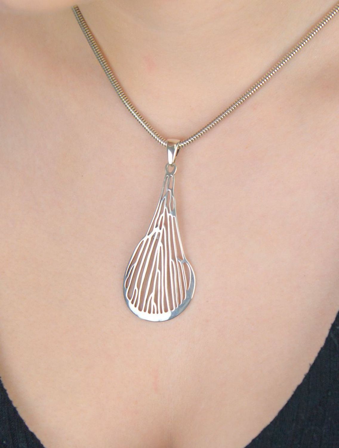 Zawieszka srebrna w kształcie łezki z ażurowym wzorem. Próba 925, długość 6 cm, szerokość 2,5 cm, waga 4,30 g. Stylowy dodatek do łańcuszka – elegancka i kobieca forma.1.jpg
