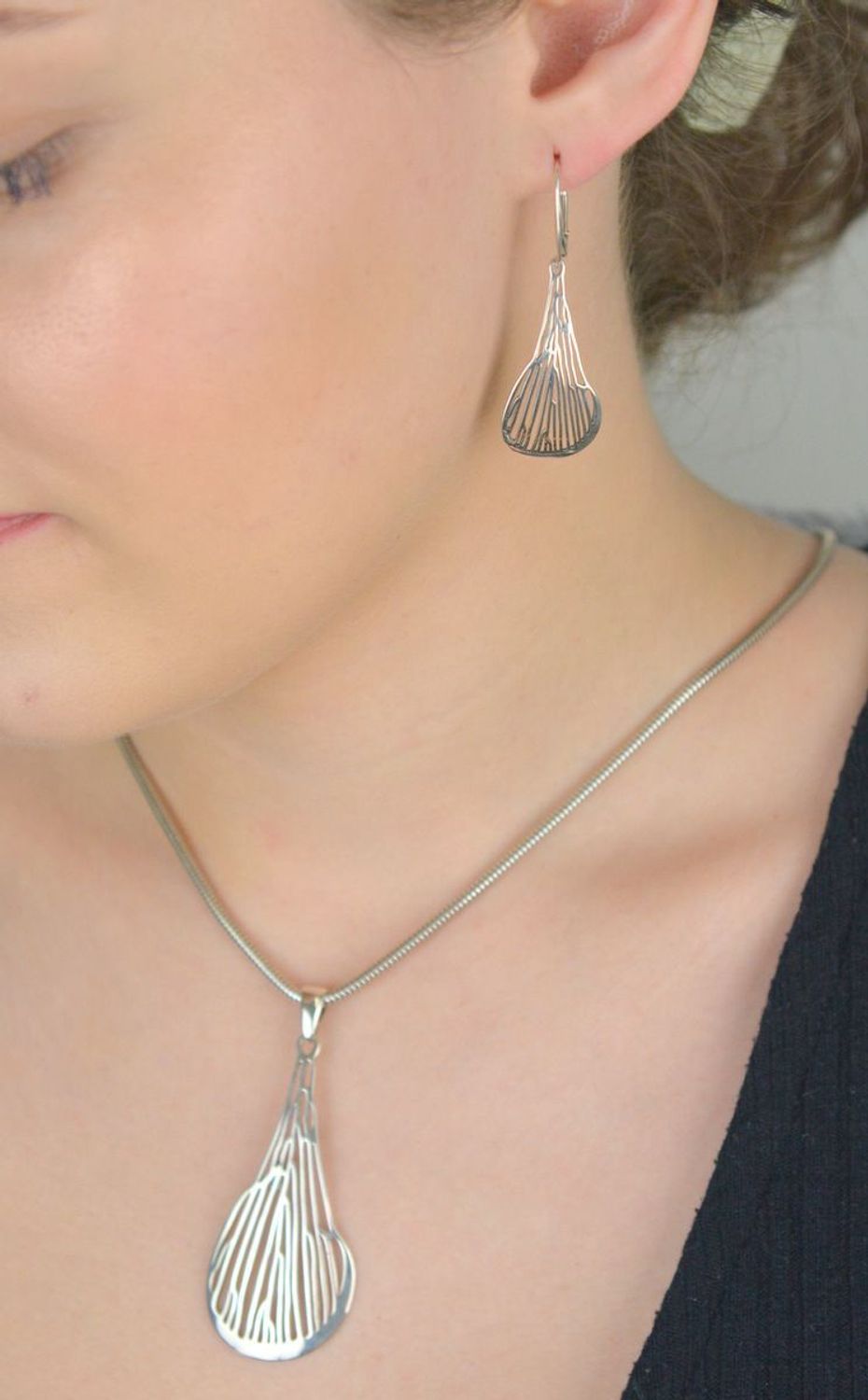 Zawieszka srebrna w kształcie łezki z ażurowym wzorem. Próba 925, długość 6 cm, szerokość 2,5 cm, waga 4,30 g. Stylowy dodatek do łańcuszka – elegancka i kobieca forma.1.jpg