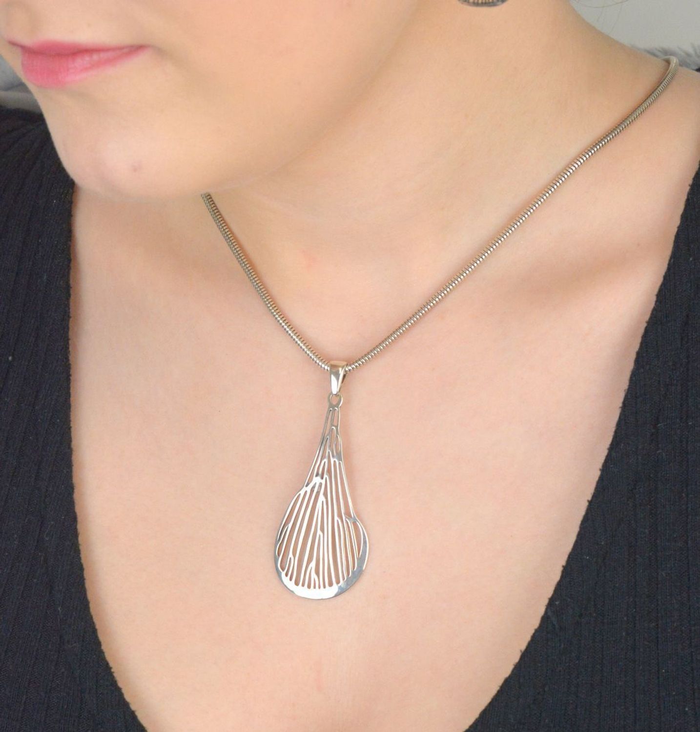 Zawieszka srebrna w kształcie łezki z ażurowym wzorem. Próba 925, długość 6 cm, szerokość 2,5 cm, waga 4,30 g. Stylowy dodatek do łańcuszka – elegancka i kobieca forma.1.jpg