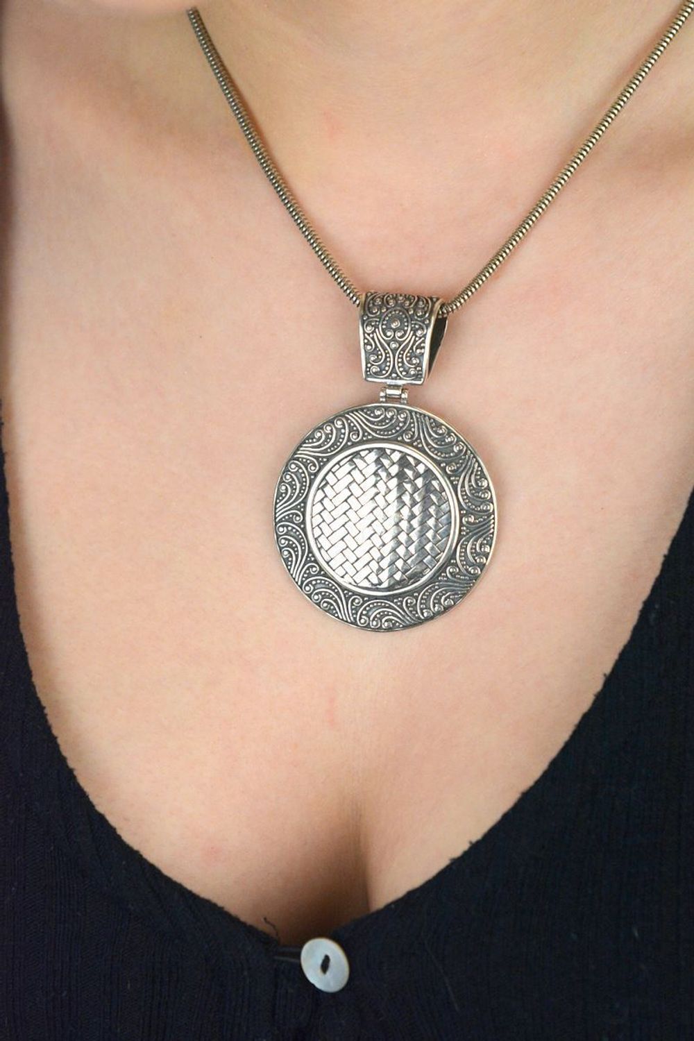 Efektowna, duża zawieszka damska o okrągłym kształcie, wykonana ze srebra próby 925. Zdobiona misternym wzorem. Wymiary 6,3 × 4,4 cm, waga 18,76 g. Idealna na wyjątkowe okazje.1.jpg