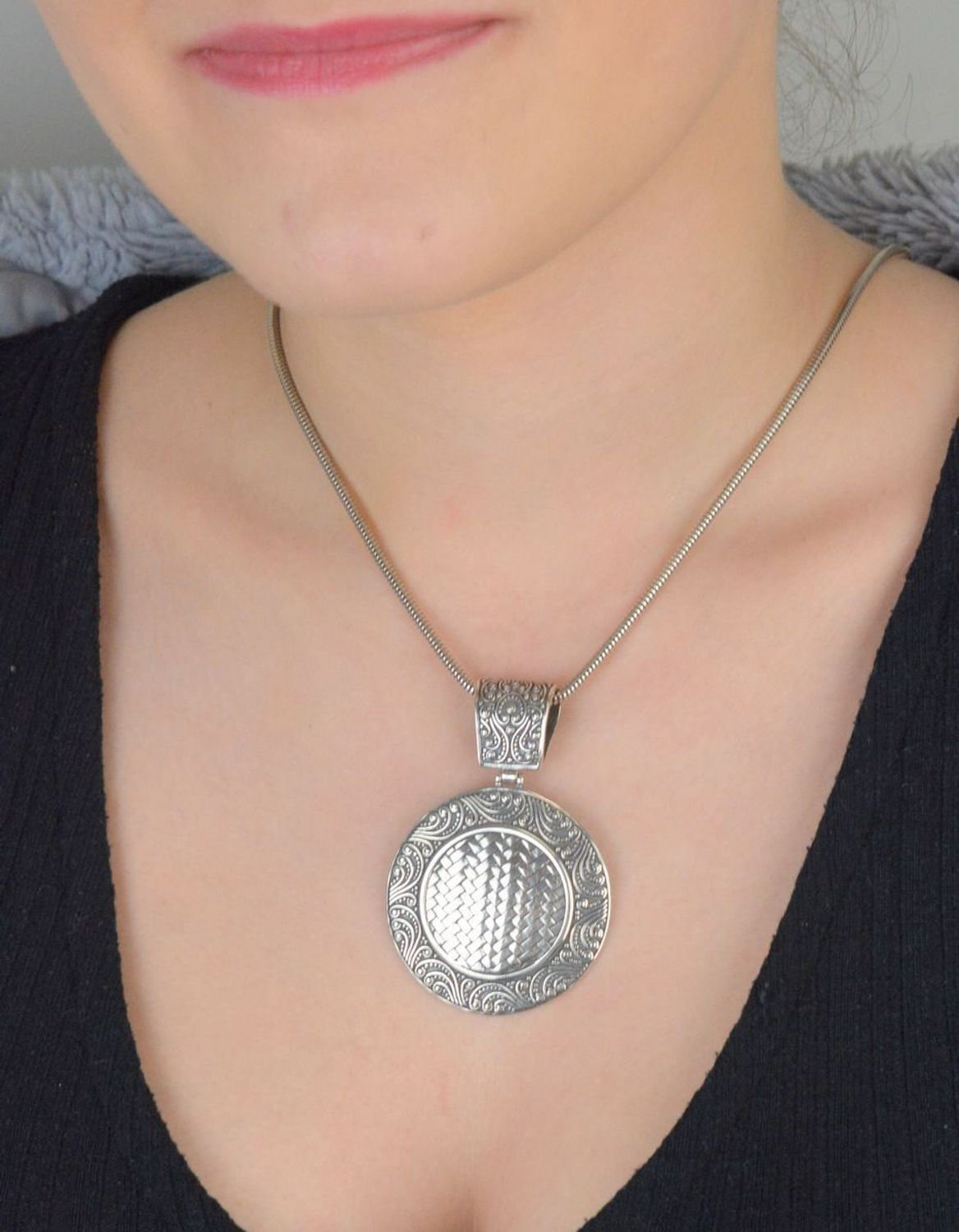 Efektowna, duża zawieszka damska o okrągłym kształcie, wykonana ze srebra próby 925. Zdobiona misternym wzorem. Wymiary 6,3 × 4,4 cm, waga 18,76 g. Idealna na wyjątkowe okazje.1.jpg