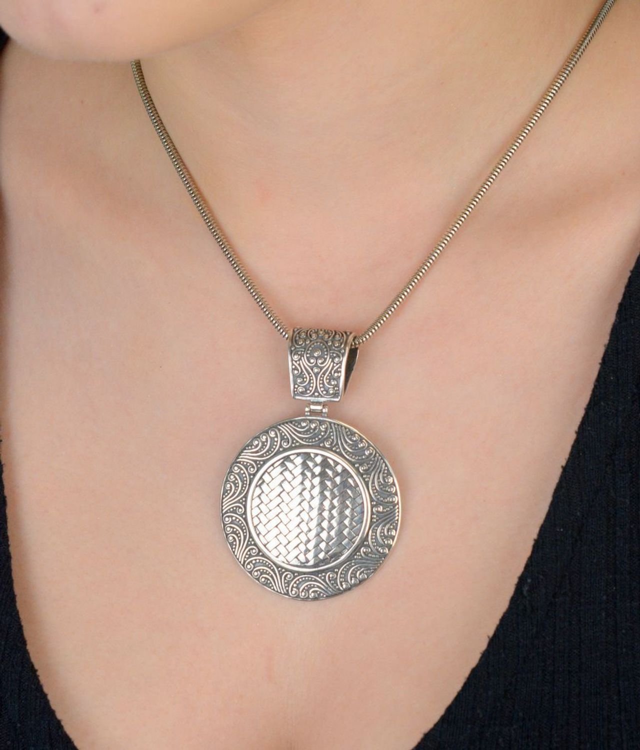 Efektowna, duża zawieszka damska o okrągłym kształcie, wykonana ze srebra próby 925. Zdobiona misternym wzorem. Wymiary 6,3 × 4,4 cm, waga 18,76 g. Idealna na wyjątkowe okazje.1.jpg