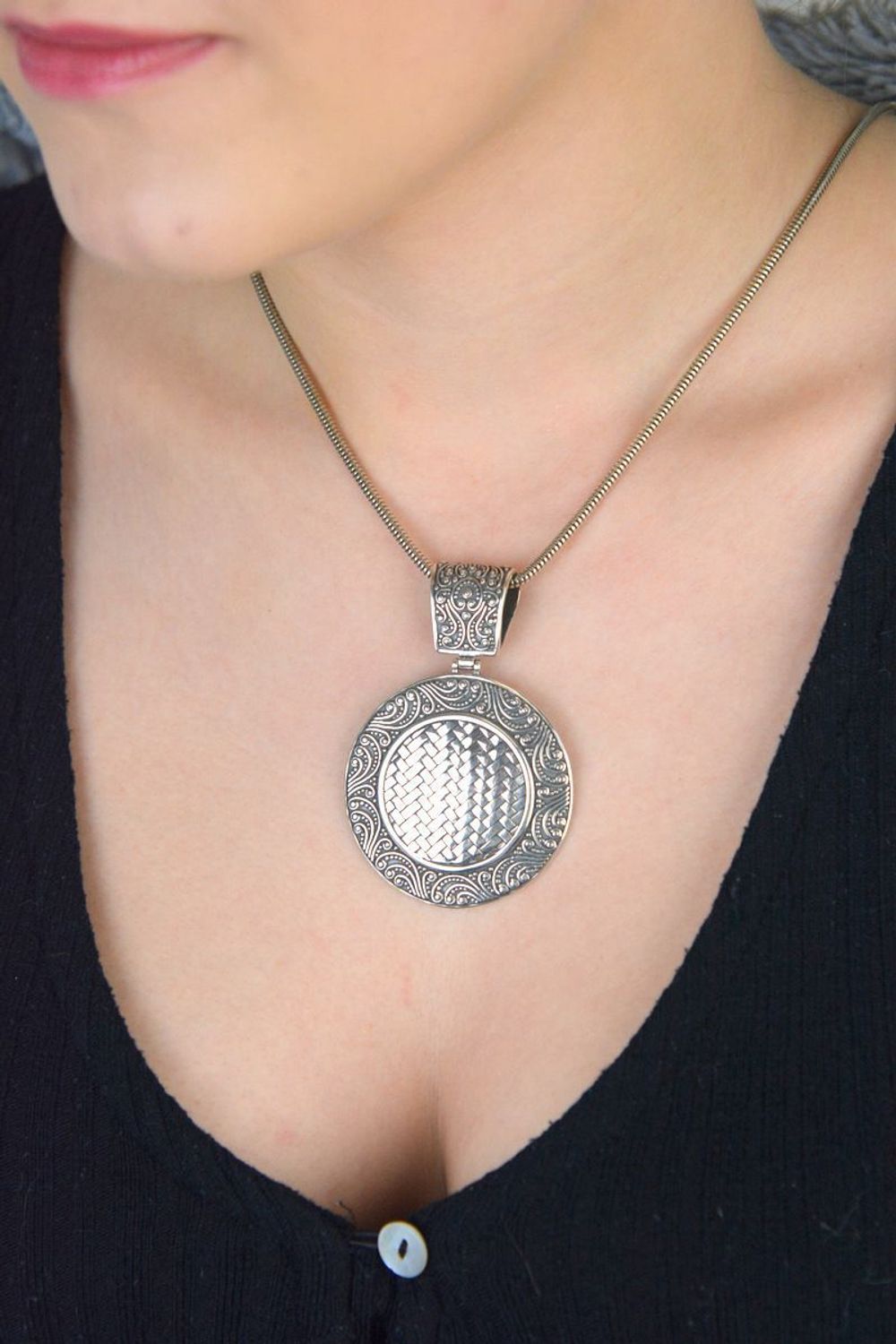 Efektowna, duża zawieszka damska o okrągłym kształcie, wykonana ze srebra próby 925. Zdobiona misternym wzorem. Wymiary 6,3 × 4,4 cm, waga 18,76 g. Idealna na wyjątkowe okazje.1.jpg