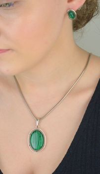 Wyjątkowa srebrna zawieszka z naturalnym malachitem w owalnym kształcie. Próba 925, waga 11,69 g, wymiary 5,2 x 2,8 cm. Elegancja z nutą natury. Srebrna zawieszka damska z malachitem Owalna DIA-ZAW-10585-925 (1).JPG