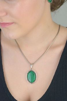 Wyjątkowa srebrna zawieszka z naturalnym malachitem w owalnym kształcie. Próba 925, waga 11,69 g, wymiary 5,2 x 2,8 cm. Elegancja z nutą natury. Srebrna zawieszka damska z malachitem Owalna DIA-ZAW-10585-925 (3).JPG