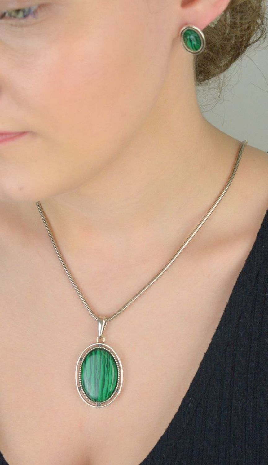 Wyjątkowa srebrna zawieszka z naturalnym malachitem w owalnym kształcie. Próba 925, waga 11,69 g, wymiary 5,2 x 2,8 cm. Elegancja z nutą natury.1.jpg