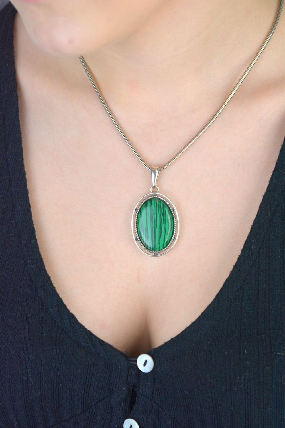 Wyjątkowa srebrna zawieszka z naturalnym malachitem w owalnym kształcie. Próba 925, waga 11,69 g, wymiary 5,2 x 2,8 cm. Elegancja z nutą natury.1.jpg