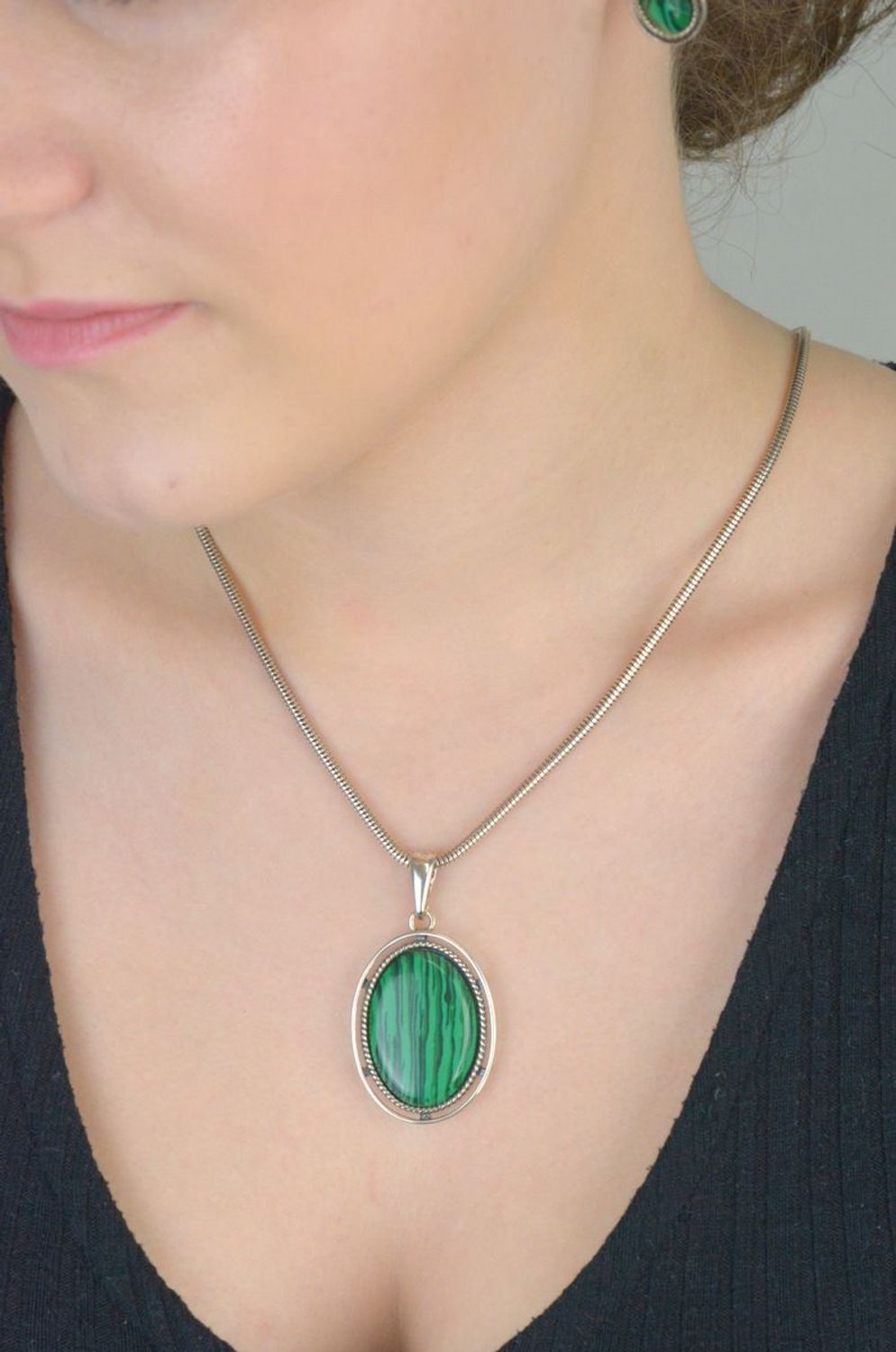 Wyjątkowa srebrna zawieszka z naturalnym malachitem w owalnym kształcie. Próba 925, waga 11,69 g, wymiary 5,2 x 2,8 cm. Elegancja z nutą natury.1.jpg