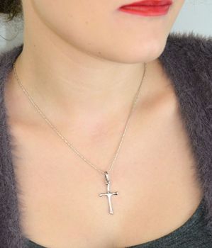 Minimalistyczna zawieszka krzyżyk DIA-ZAW-10602-925 ze srebra 925. Gładka powierzchnia, waga 1,40 g, długość 3,5 cm. Klasyczny symbol wiary – elegancka i uniwersalna (1).JPG