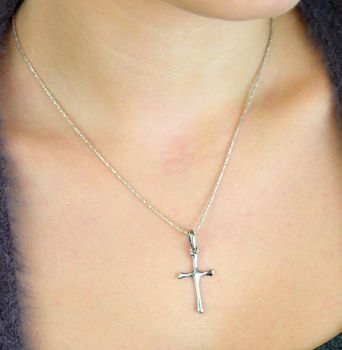 Minimalistyczna zawieszka krzyżyk DIA-ZAW-10602-925 ze srebra 925. Gładka powierzchnia, waga 1,40 g, długość 3,5 cm. Klasyczny symbol wiary – elegancka i uniwersalna (2).JPG