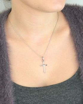 Minimalistyczna zawieszka krzyżyk DIA-ZAW-10602-925 ze srebra 925. Gładka powierzchnia, waga 1,40 g, długość 3,5 cm. Klasyczny symbol wiary – elegancka i uniwersalna (3).JPG