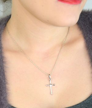 Minimalistyczna zawieszka krzyżyk DIA-ZAW-10602-925 ze srebra 925. Gładka powierzchnia, waga 1,40 g, długość 3,5 cm. Klasyczny symbol wiary – elegancka i uniwersalna (4).JPG