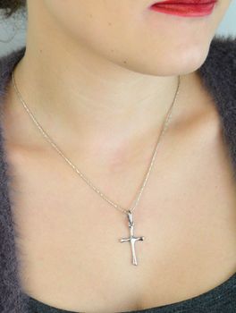 Minimalistyczna zawieszka krzyżyk DIA-ZAW-10602-925 ze srebra 925. Gładka powierzchnia, waga 1,40 g, długość 3,5 cm. Klasyczny symbol wiary – elegancka i uniwersalna (6).JPG