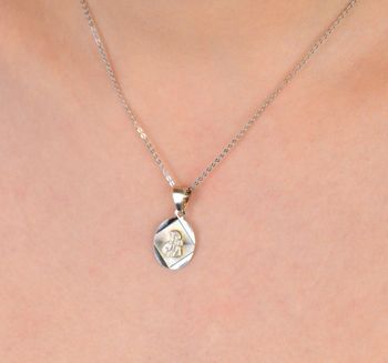 Zawieszka medalik srebrny Matka Boska z dzieciątkiem próba 925, DIA-ZAW-10613-925 Ta piękna zawieszka w formie medalika to wyjątkowy symbol duchowości (1).JPG