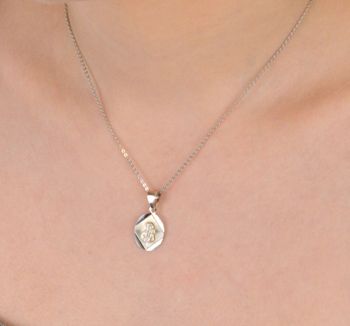 Zawieszka medalik srebrny Matka Boska z dzieciątkiem próba 925, DIA-ZAW-10613-925 Ta piękna zawieszka w formie medalika to wyjątkowy symbol duchowości (2).JPG