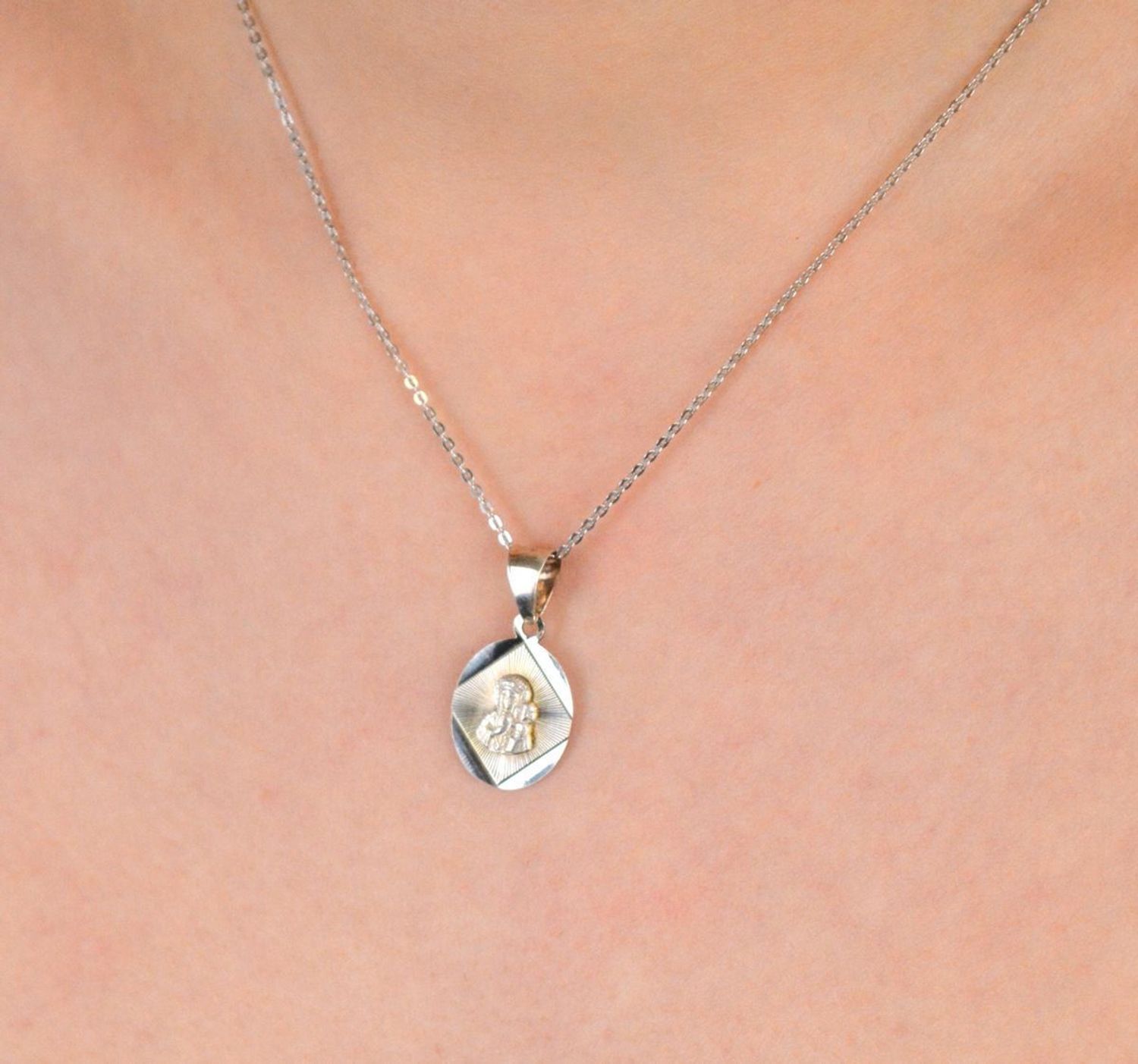 Zawieszka medalik srebrny Matka Boska z dzieciątkiem próba 925, DIA-ZAW-10613-925 Ta piękna zawieszka w formie medalika to wyjątkowy symbol duchowości, ochrony i bezwarunkowej miłości1.jpg