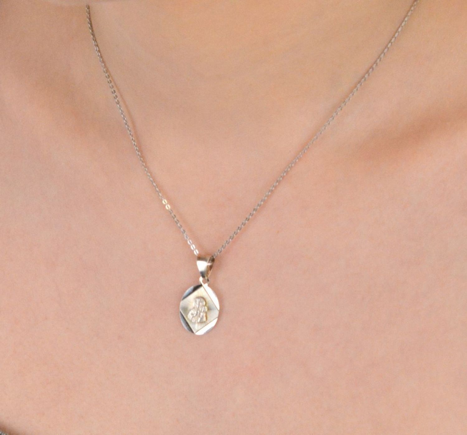 Zawieszka medalik srebrny Matka Boska z dzieciątkiem próba 925, DIA-ZAW-10613-925 Ta piękna zawieszka w formie medalika to wyjątkowy symbol duchowości, ochrony i bezwarunkowej miłości1.jpg