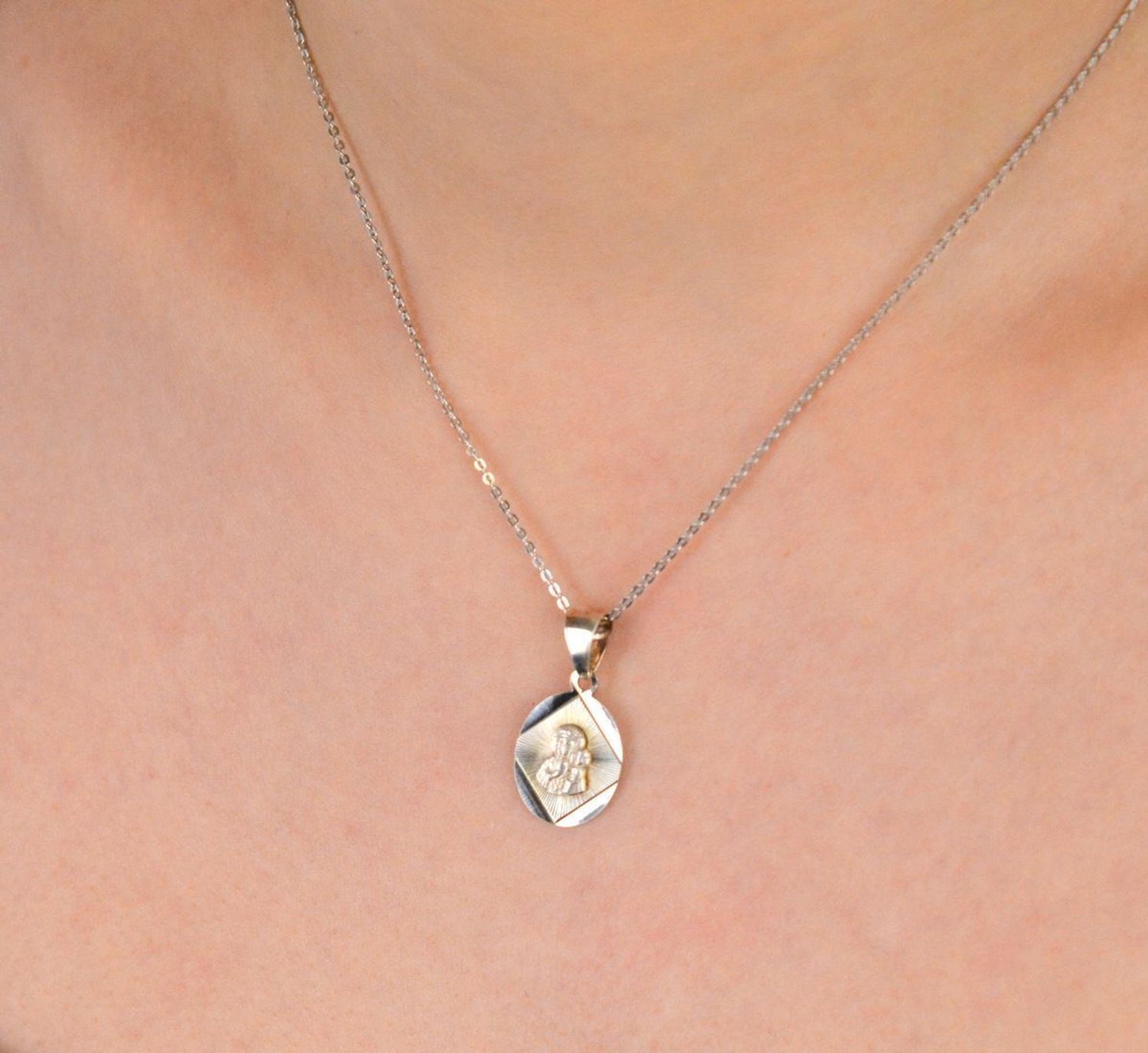 Zawieszka medalik srebrny Matka Boska z dzieciątkiem próba 925, DIA-ZAW-10613-925 Ta piękna zawieszka w formie medalika to wyjątkowy symbol duchowości, ochrony i bezwarunkowej miłości1.jpg