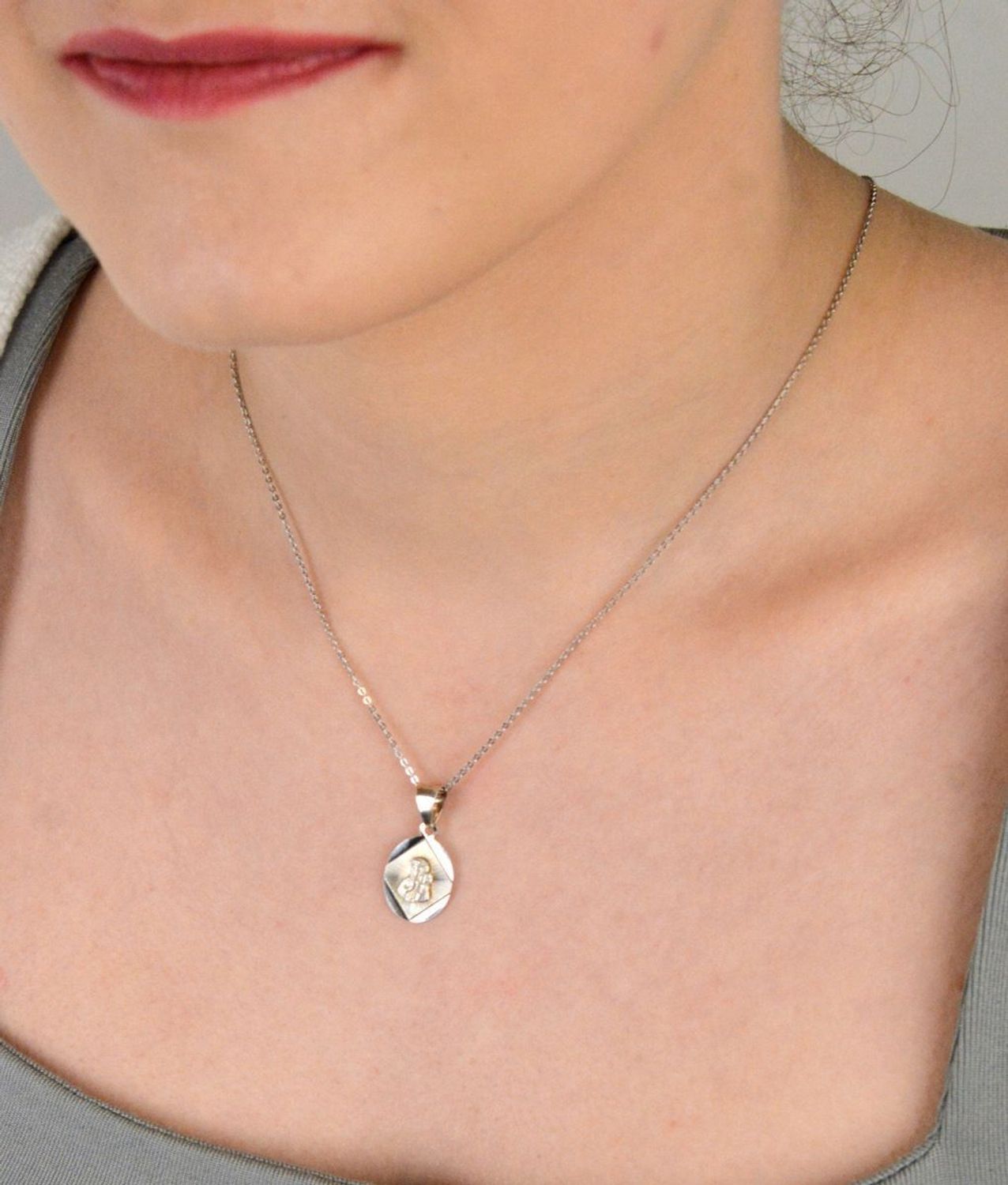 Zawieszka medalik srebrny Matka Boska z dzieciątkiem próba 925, DIA-ZAW-10613-925 Ta piękna zawieszka w formie medalika to wyjątkowy symbol duchowości, ochrony i bezwarunkowej miłości1.jpg