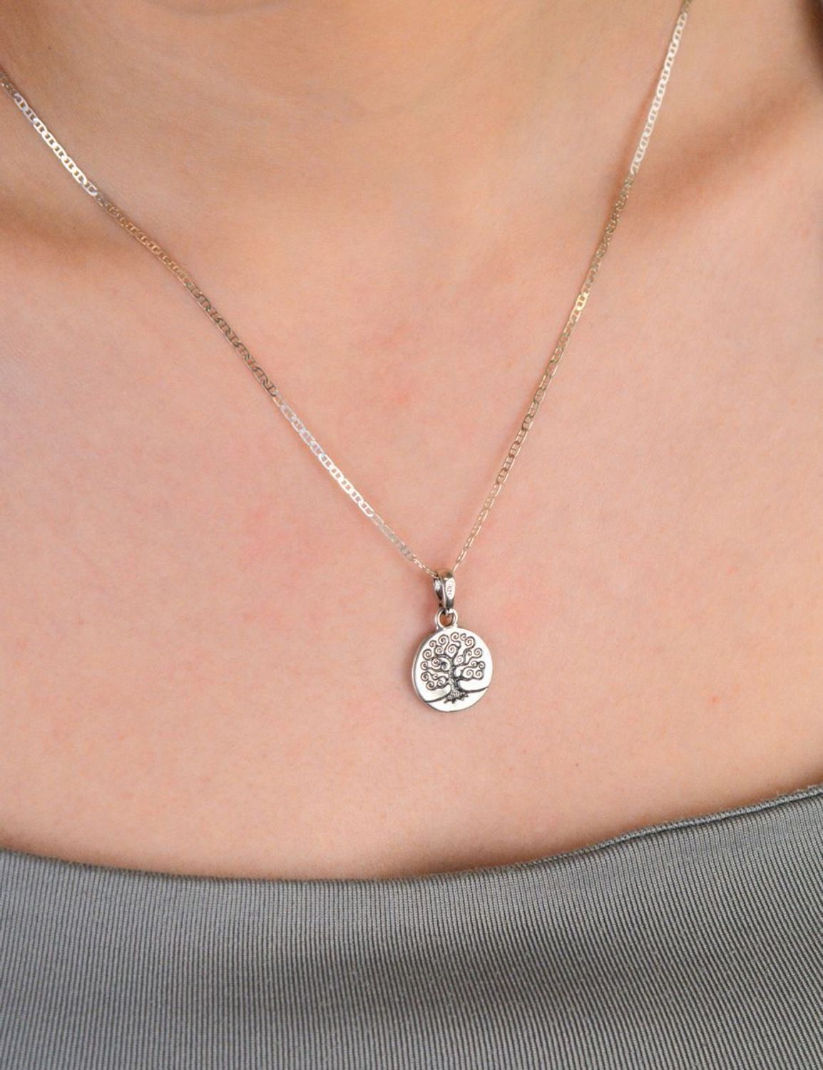 Zawieszka srebrna próba 925, drzewko szczęścia  DIA-ZAW-10615-925 Ta piękna zawieszka z wysokiej jakości srebra próby 925 przedstawia symbol drzewka szczęścia na okrągłej blaszce1.jpg