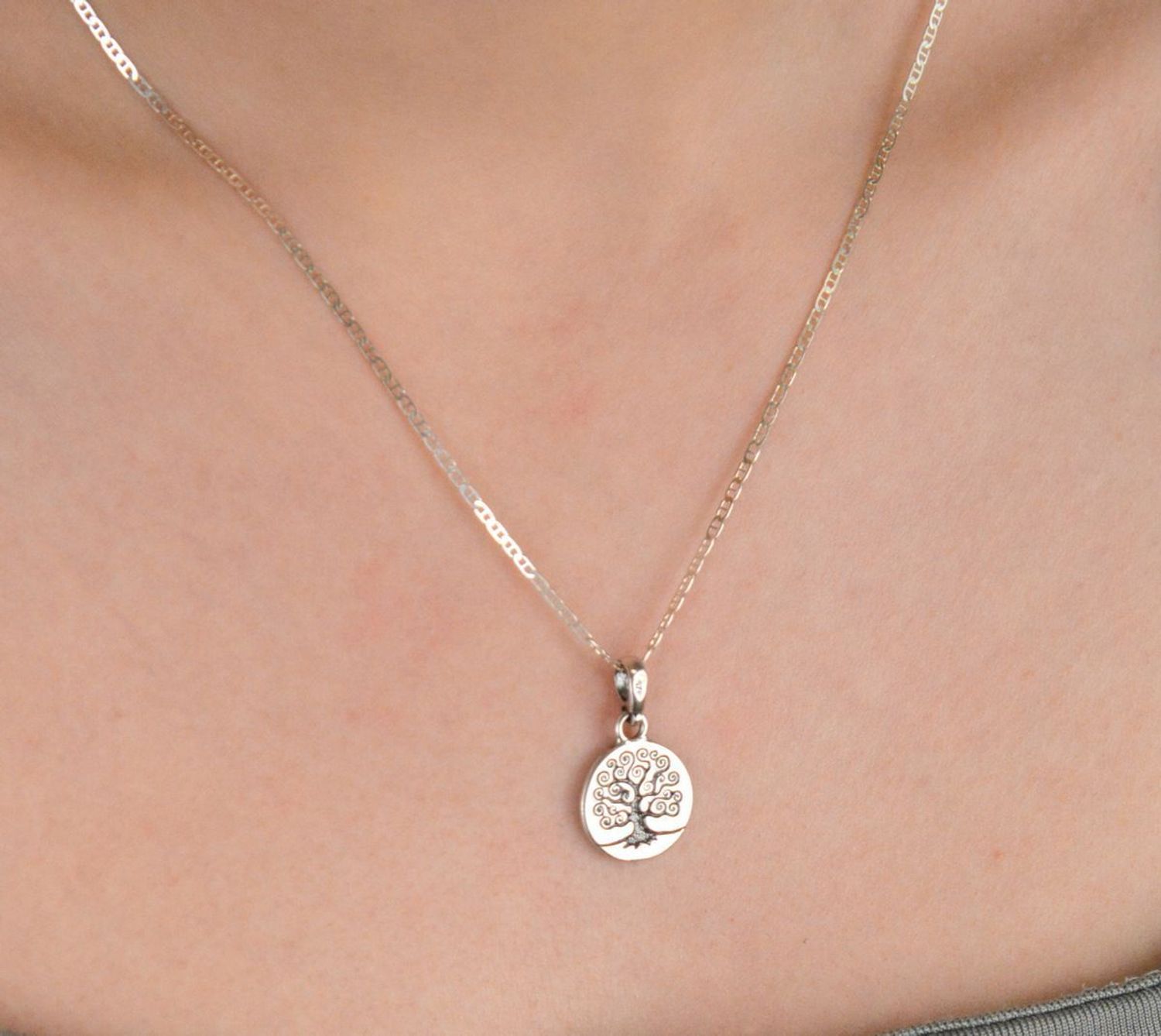 Zawieszka srebrna próba 925, drzewko szczęścia  DIA-ZAW-10615-925 Ta piękna zawieszka z wysokiej jakości srebra próby 925 przedstawia symbol drzewka szczęścia na okrągłej blaszce1.jpg