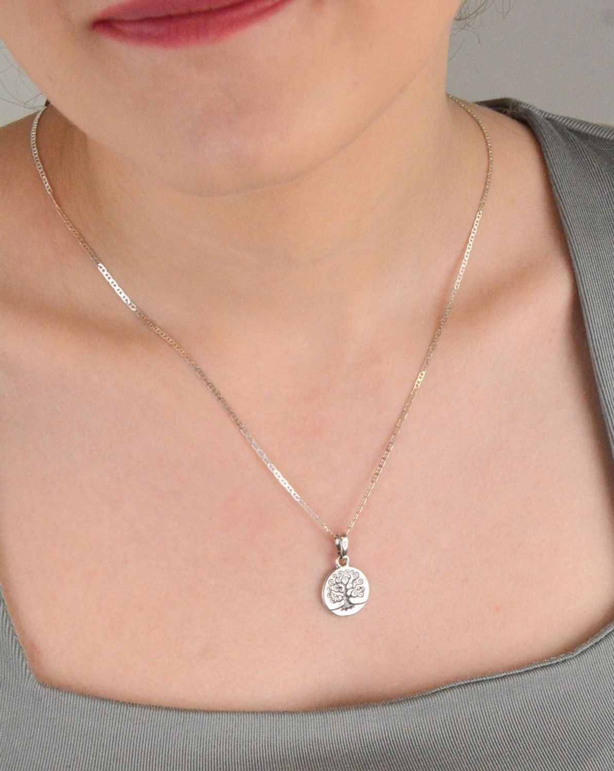 Zawieszka srebrna próba 925, drzewko szczęścia  DIA-ZAW-10615-925 Ta piękna zawieszka z wysokiej jakości srebra próby 925 przedstawia symbol drzewka szczęścia na okrągłej blaszce1.jpg