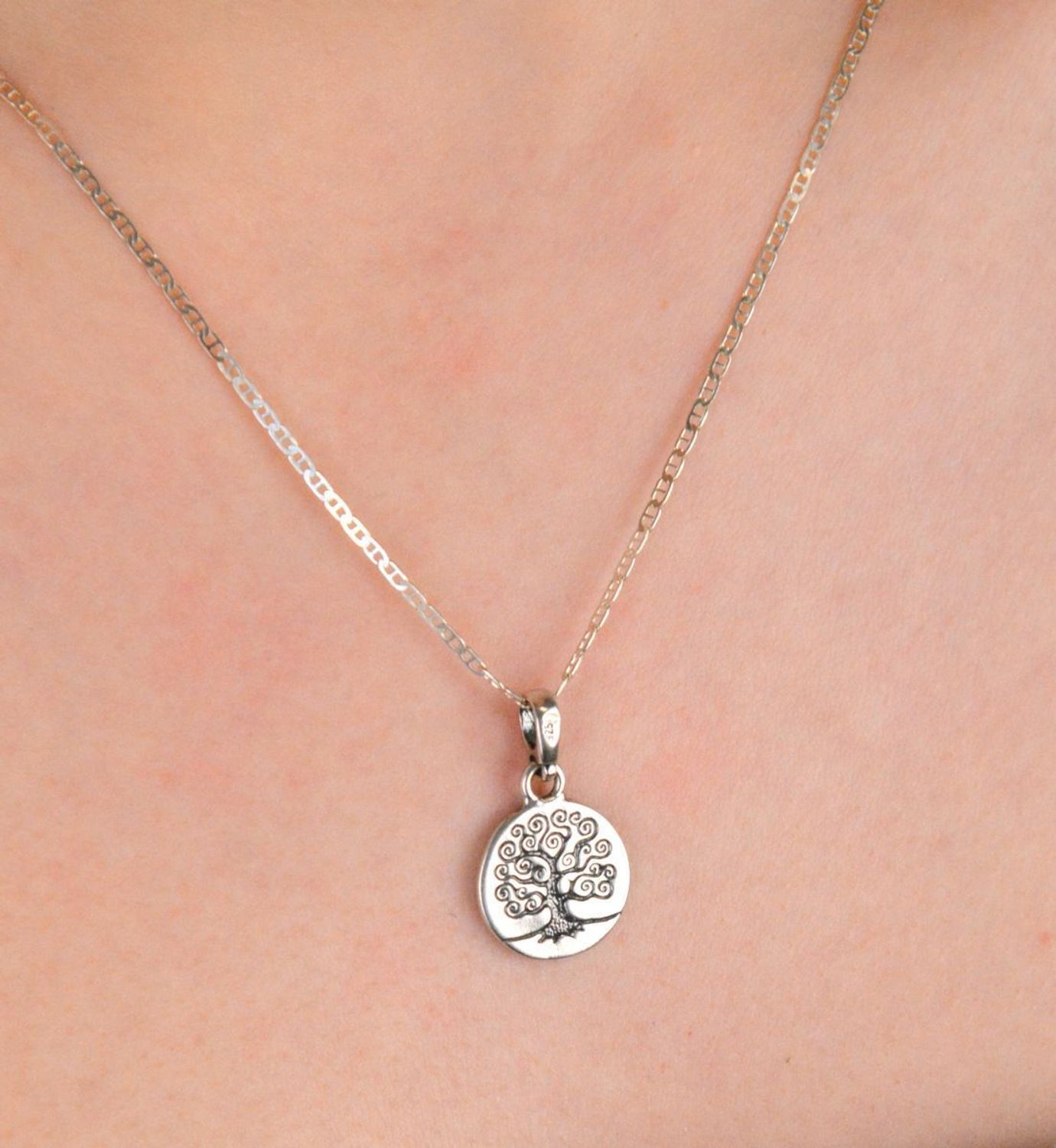 Zawieszka srebrna próba 925, drzewko szczęścia  DIA-ZAW-10615-925 Ta piękna zawieszka z wysokiej jakości srebra próby 925 przedstawia symbol drzewka szczęścia na okrągłej blaszce1.jpg