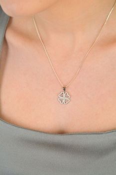 Zawieszka srebrna 925 w kształcie koniczynki z cyrkoniami. Symbol szczęścia i elegancji. Idealna na prezent. Gwarancja 2 lata, oryginalne opakowanie.1.jpg