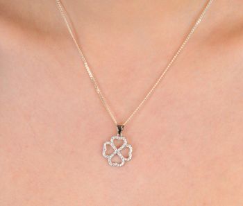 Zawieszka srebrna próba 925, koniczynka z cyrkoniami DIA-ZAW-10616-925 Elegancka zawieszka srebrna w kształcie koniczynki, wykonana z wysokiej jakości srebra próby 925 (1).JPG
