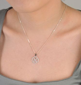 Zawieszka srebrna próba 925, koniczynka z cyrkoniami DIA-ZAW-10616-925 Elegancka zawieszka srebrna w kształcie koniczynki, wykonana z wysokiej jakości srebra próby 925 (2).JPG