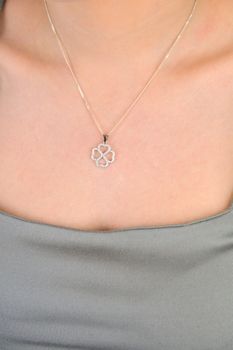 Zawieszka srebrna próba 925, koniczynka z cyrkoniami DIA-ZAW-10616-925 Elegancka zawieszka srebrna w kształcie koniczynki, wykonana z wysokiej jakości srebra próby 925 (3).JPG