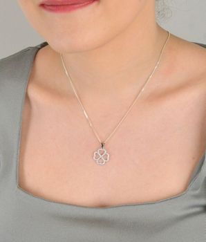 Zawieszka srebrna próba 925, koniczynka z cyrkoniami DIA-ZAW-10616-925 Elegancka zawieszka srebrna w kształcie koniczynki, wykonana z wysokiej jakości srebra próby 925 (4).JPG