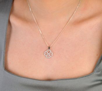 Zawieszka srebrna próba 925, koniczynka z cyrkoniami DIA-ZAW-10616-925 Elegancka zawieszka srebrna w kształcie koniczynki, wykonana z wysokiej jakości srebra próby 925 (5).JPG