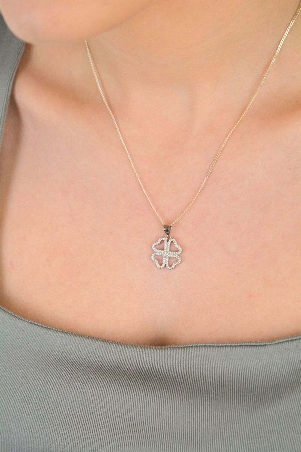 Zawieszka srebrna próba 925, koniczynka z cyrkoniami DIA-ZAW-10616-925 Elegancka zawieszka srebrna w kształcie koniczynki, wykonana z wysokiej jakości srebra próby 925 1.jpg