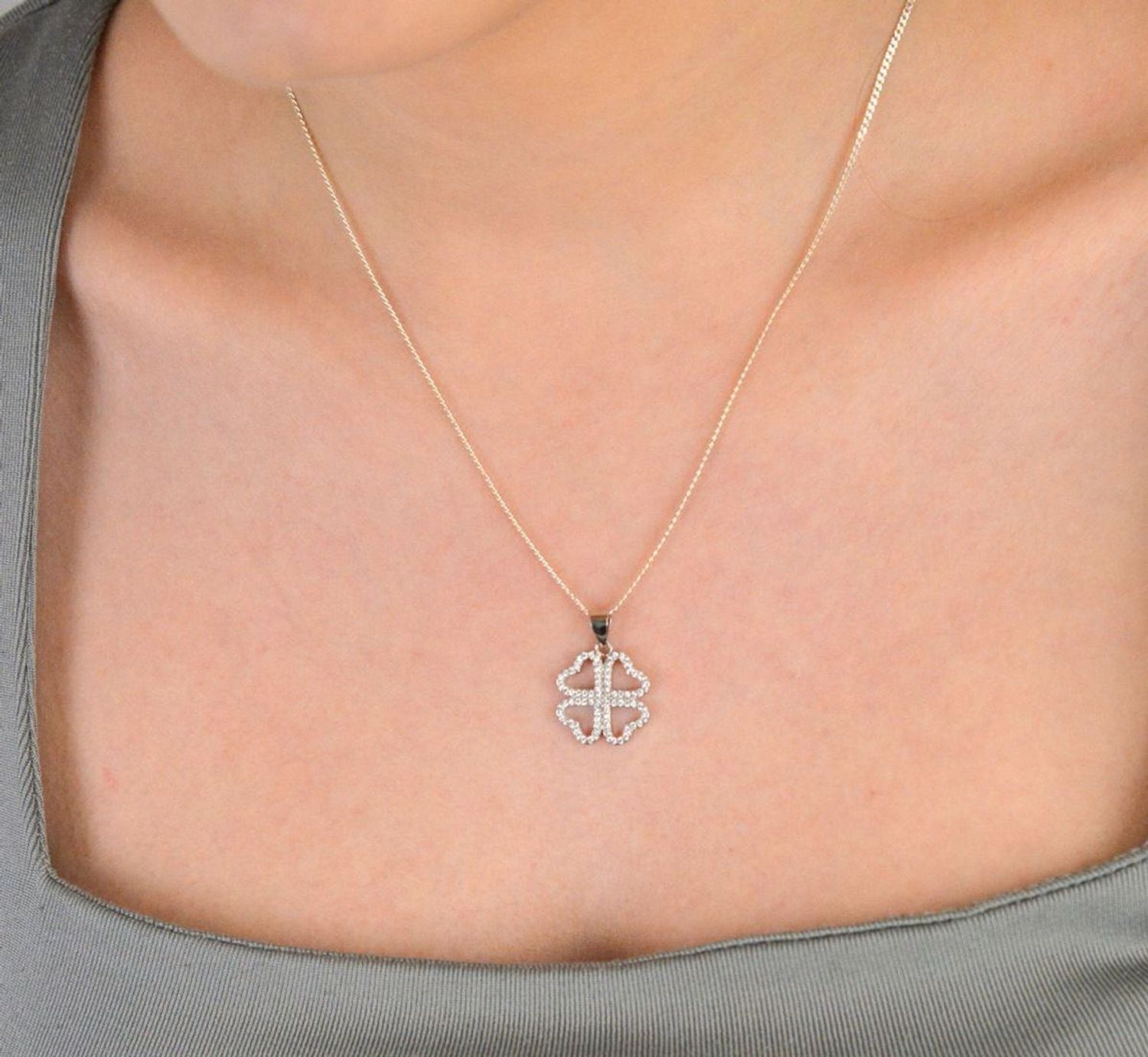 Zawieszka srebrna próba 925, koniczynka z cyrkoniami DIA-ZAW-10616-925 Elegancka zawieszka srebrna w kształcie koniczynki, wykonana z wysokiej jakości srebra próby 925 1.jpg