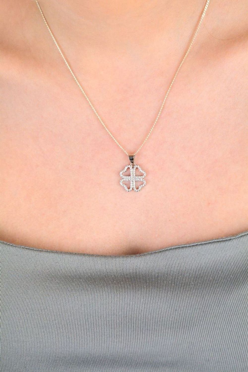 Zawieszka srebrna próba 925, koniczynka z cyrkoniami DIA-ZAW-10616-925 Elegancka zawieszka srebrna w kształcie koniczynki, wykonana z wysokiej jakości srebra próby 925 1.jpg