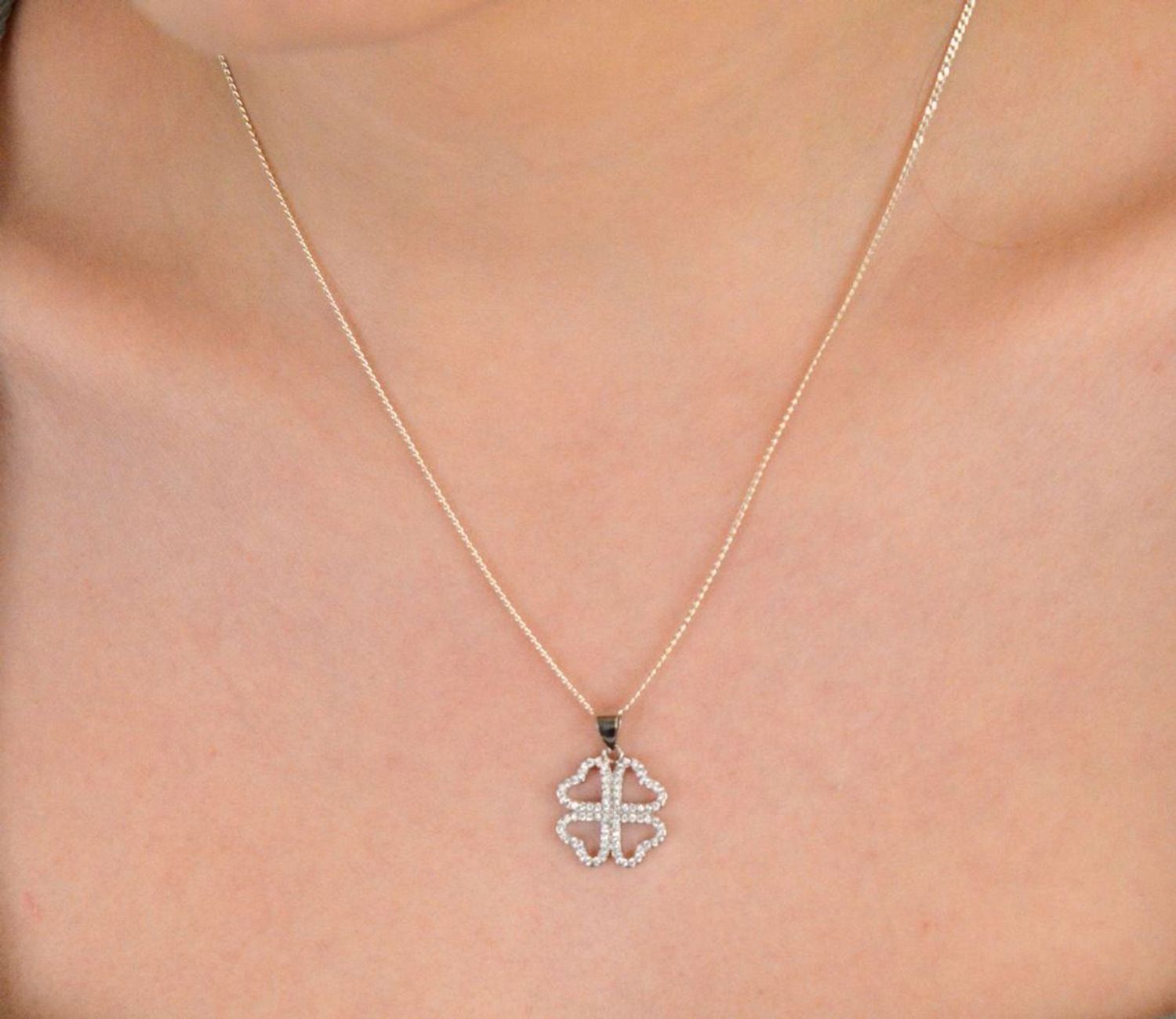 Zawieszka srebrna próba 925, koniczynka z cyrkoniami DIA-ZAW-10616-925 Elegancka zawieszka srebrna w kształcie koniczynki, wykonana z wysokiej jakości srebra próby 925 1.jpg