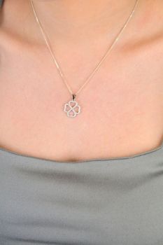 Srebrna zawieszka 925 w kształcie koniczynki z cyrkoniami. Symbol szczęścia i subtelna elegancja. Doskonała na prezent. Gwarancja 2 lata, oryginalne opakowanie.4.jpg