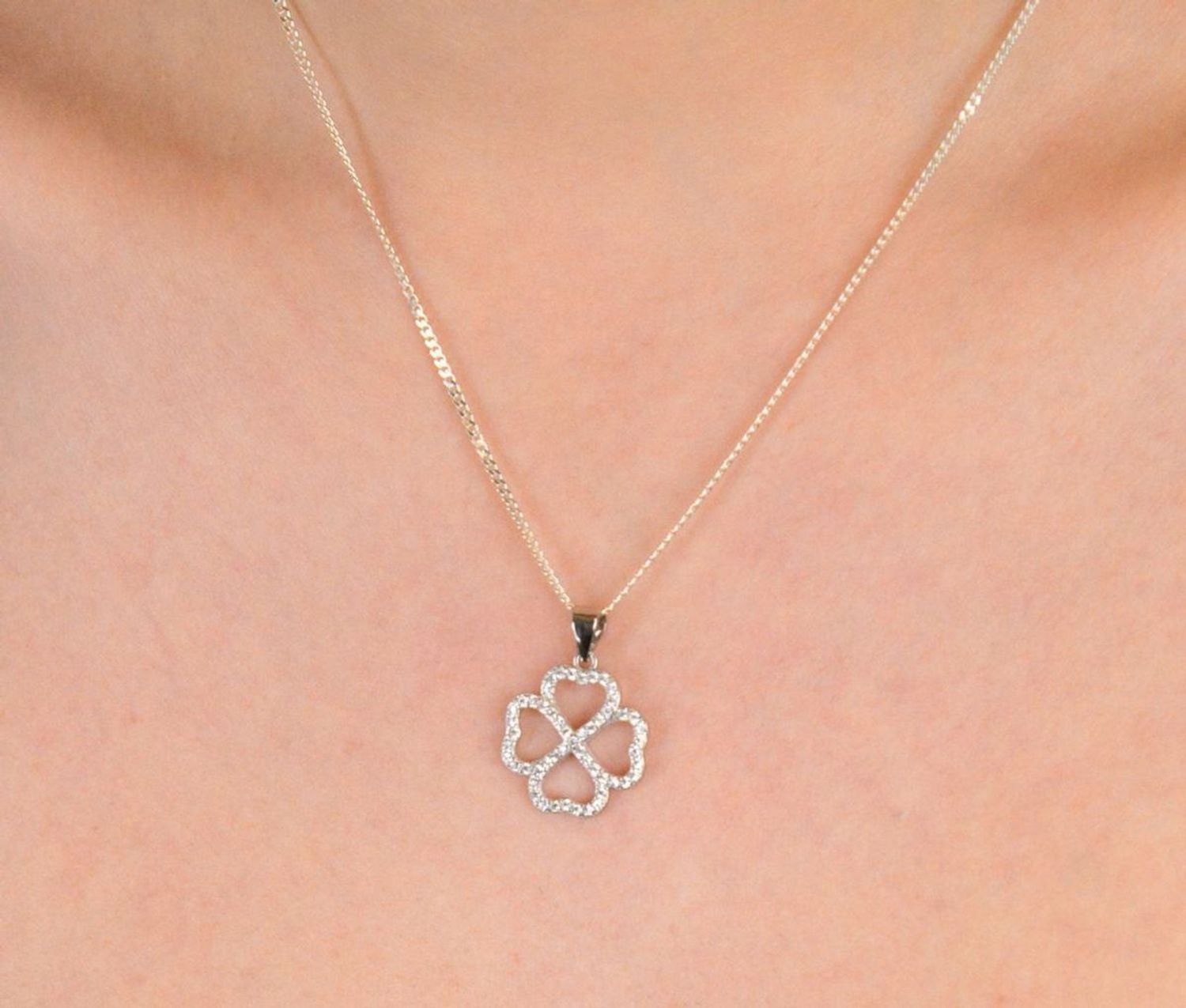 Srebrna zawieszka 925 w kształcie koniczynki z cyrkoniami. Symbol szczęścia i subtelna elegancja. Doskonała na prezent. Gwarancja 2 lata, oryginalne opakowanie.1.jpg