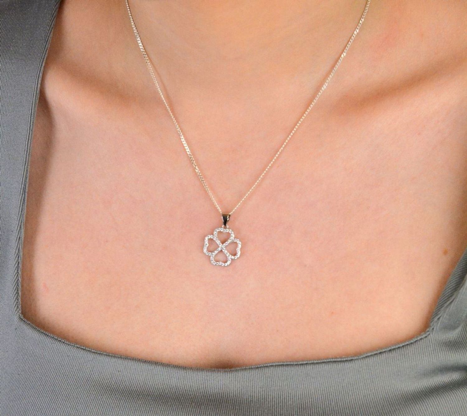 Srebrna zawieszka 925 w kształcie koniczynki z cyrkoniami. Symbol szczęścia i subtelna elegancja. Doskonała na prezent. Gwarancja 2 lata, oryginalne opakowanie.1.jpg