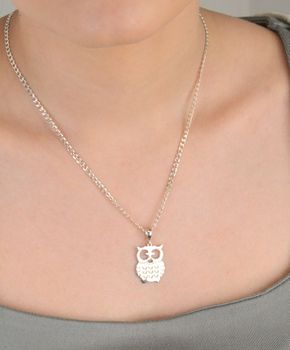 Zawieszka srebrna sowa próba 925, DIA-ZAW-10620-925 Symbol mądrości i tajemnicy zamknięty w eleganckiej formie – zawieszka srebrna w kształcie sowy, wykonana ze srebra próby 925, (1).JPG