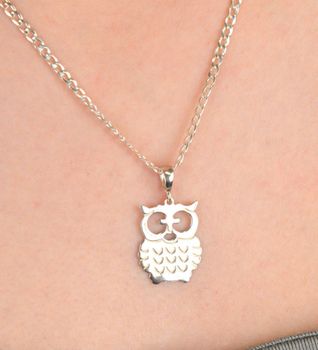 Zawieszka srebrna sowa próba 925, DIA-ZAW-10620-925 Symbol mądrości i tajemnicy zamknięty w eleganckiej formie – zawieszka srebrna w kształcie sowy, wykonana ze srebra próby 925, (2).JPG